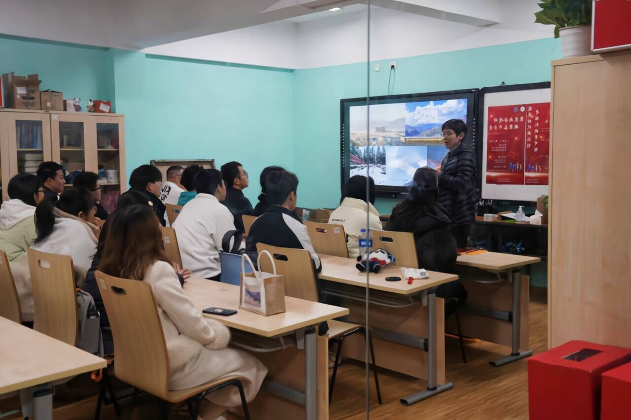 从筑牢理想信念根基的角度,给同学们分享了他在昭觉县支教的经历